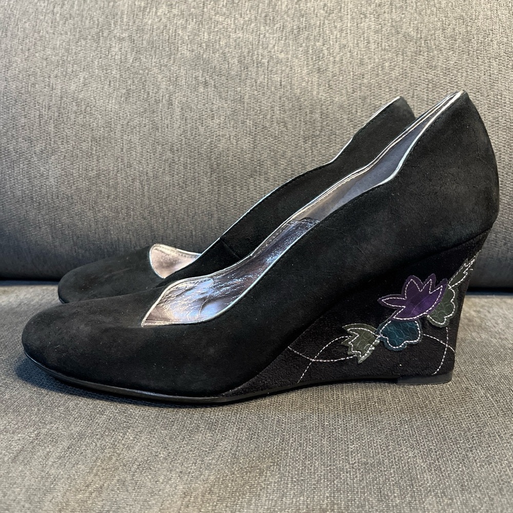 Sam & Libby  Sam Edelman Black Suede Wedge Heels Floral Wedge Design Size 8M